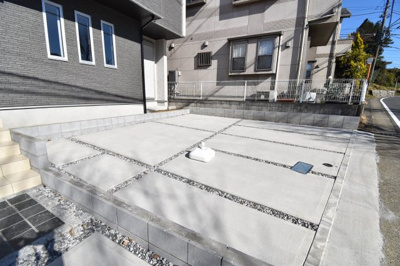 【駐車場】 | 多摩市連光寺4丁目　新築戸建　全2棟　2号棟 | 車好きのパパにはうれしい広さのヵースペース、休日には自慢の愛車を思う存分メンテナンス。