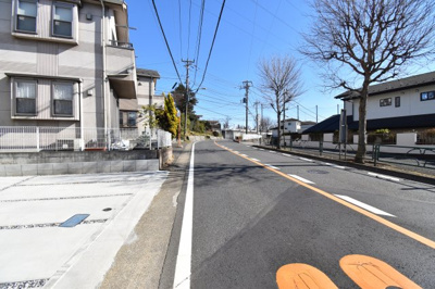 【前面道路含む現地写真】 | 多摩市連光寺4丁目　新築戸建　全2棟　2号棟 | 前面道路公道８メートルあります。運転が苦手な奥様でも楽々駐車可能です。