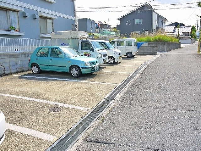 シャルム六条Ⅱの駐車場