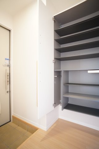 クレスティークの玄関|玄関には大型シューズBOXを設置♪