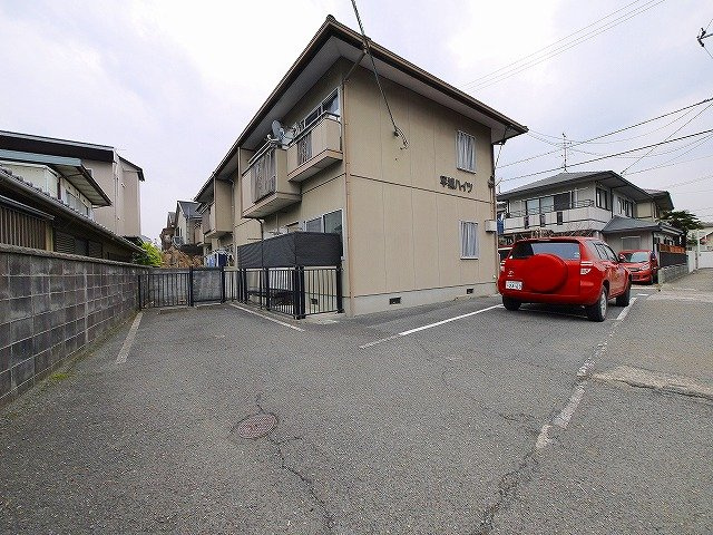 平城ハイツの駐車場|駐車場があるので、車を買う予定の方も安心です