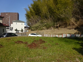【外観】 | 袖ケ浦市蔵波　土地　長浦駅 | 南側からのアングル。日当たり良好。
【建築条件なし】建築しやすい高台の整形地！
2階建ての住宅から眺める眺望は日々の疲れを癒します♪
閑静な住宅地に付き子育て環境も良好！
長浦駅まで徒歩約5分で便利！