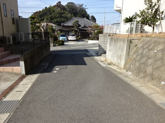 【前面道路含む現地写真】 | 袖ケ浦市蔵波　土地　長浦駅 | 前面は幅員4ｍの私道。
【建築条件なし】建築しやすい高台の整形地！
2階建ての住宅から眺める眺望は日々の疲れを癒します♪
閑静な住宅地に付き子育て環境も良好です！
長浦駅まで徒歩約5分でアクセス便利！