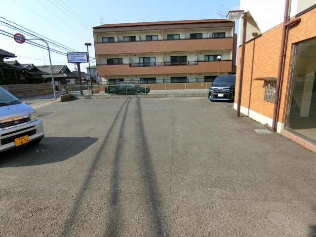 ファーストパレスの駐車場