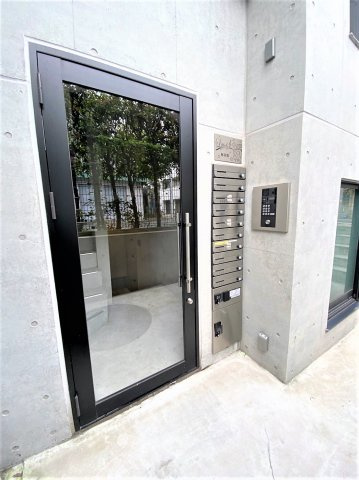 「防音マンション」リトルズトーン梅屋敷のエントランス|落ち着いたエントランスです
