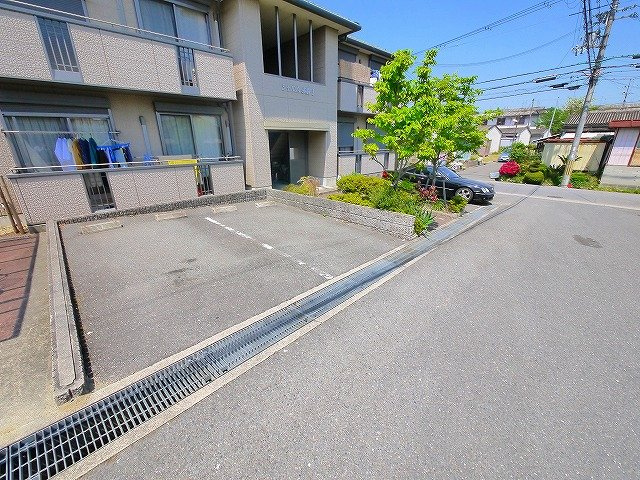 シャルム赤膚Ⅲの駐車場|駐車スペースもあります