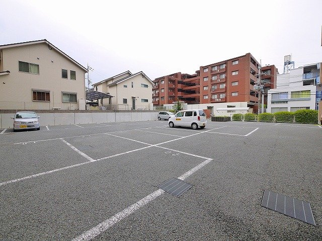 富雄ハイツの駐車場|カースペースがあります