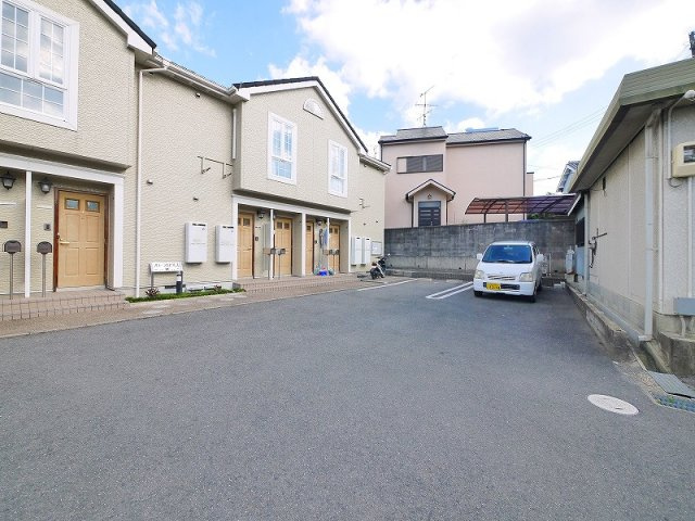 フローラルヒルズⅡの駐車場