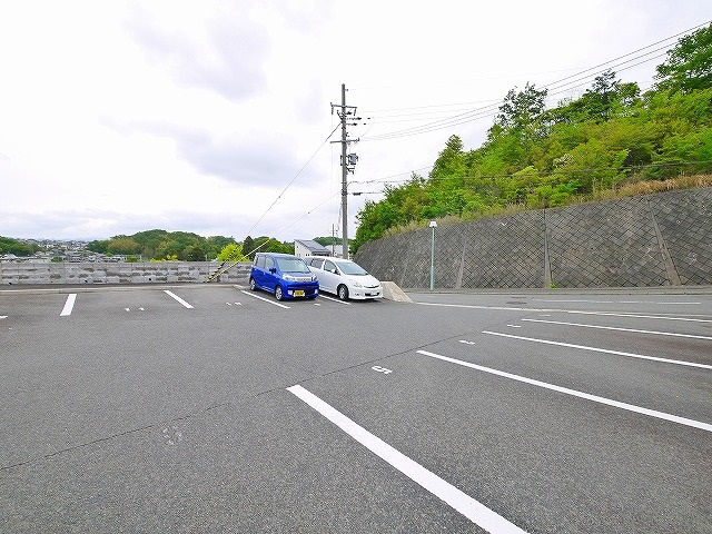 レフィナード富雄の駐車場