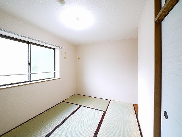 ハピネスＡの和室|日本らしい落ち着いた雰囲気の和室です