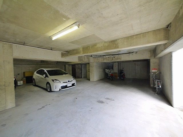 クィーンズコート学園前の駐車場|駐車場があるので、車を買う予定の方も安心です