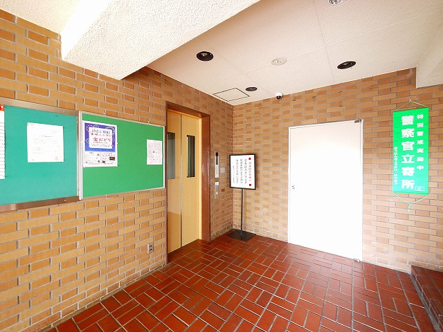 富雄スカイハイツのエントランス