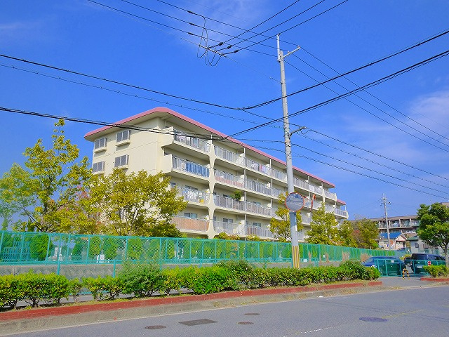 富雄スカイハイツの外観