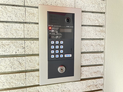 【エントランス】 | 百合ヶ丘シティタワー | 共用エントランスは不審者の侵入を未然に防ぐオートロック付き！防犯対策充実しています◎