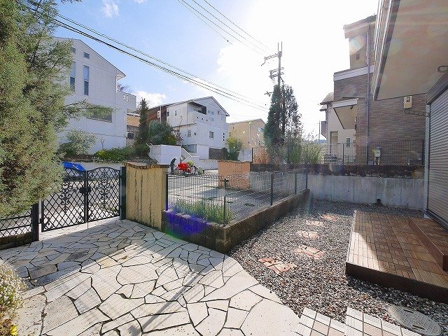 小嶋戸建のエントランス|植栽も魅力的なエントランス