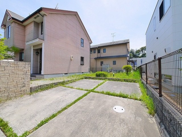 谷村戸建リースBの駐車場|車をお持ちの方に嬉しい駐車場付きの物件です