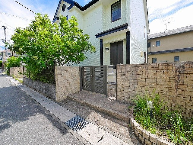 谷村戸建リースBのエントランス|ゆとりのあるエントランスです