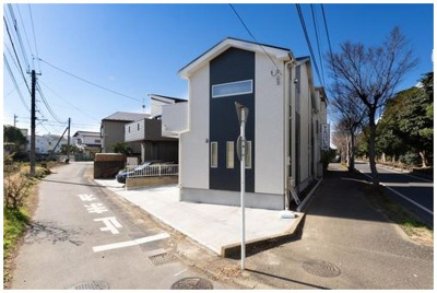 【外観】 | 茅ヶ崎市赤羽根　新築戸建 | 家と家の間隔が広くプライバシーが高く、しゃべり声に気使うことなく、思い切りプライベートの時間を家族と楽しむ。
陽の恵みが感じられる、日当たりや通風がとても良い住まい。