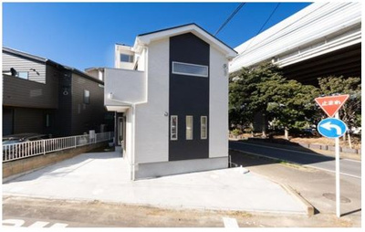 【外観】 | 茅ヶ崎市赤羽根　新築戸建 | 【開放感＋日当たりの良さ】
家に入らなくても分かる日当たりの良さ。開放感の良さ。
碧空も清々しく心地の良い住まい。
住みたくなる家。暮らしたい町。
カースペース2台可♪