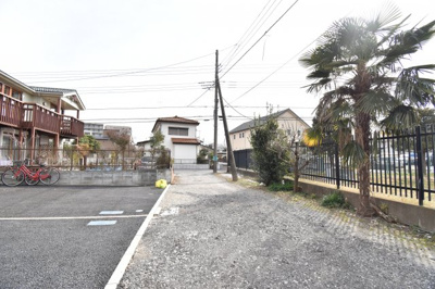 【前面道路含む現地写真】 | 府中市本町 3丁目新築戸建　　１号棟 | 前面道路は閑静な住宅地の通りとなるため、車通りは多くありません。 安心して車庫入れ可能。
