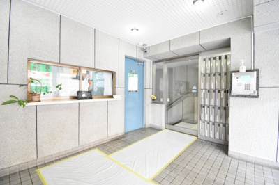 【エントランス】 | 府中ハイツ | 広々とした明るいロビーはお客様とのお待ち合わせも会話が弾み、大きな荷物の搬入も困りません。