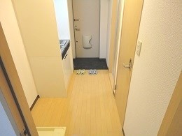 【玄関】 | カーサ白楽 | 収納もある玄関です