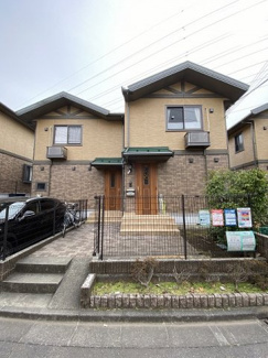 【外観】 | 小田急多摩線「栗平」駅まで徒歩7分！室内小型犬OKのテラスハウスです！スーパーも近くて便利な住環境です♪