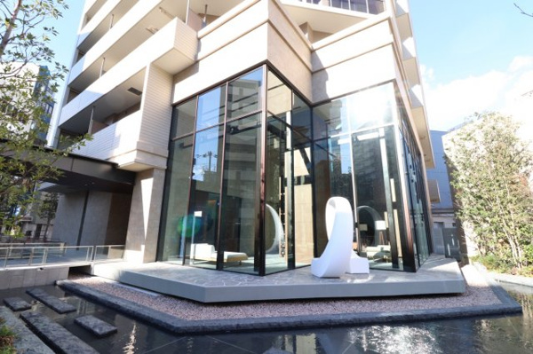 【エントランス】 | 【エントランス】エントランスの周りには、ウォーターテラスがあり毎日の暮らしに潤いを与えてくれます。夜間には、水景のライトアップもお楽しみ頂けます。