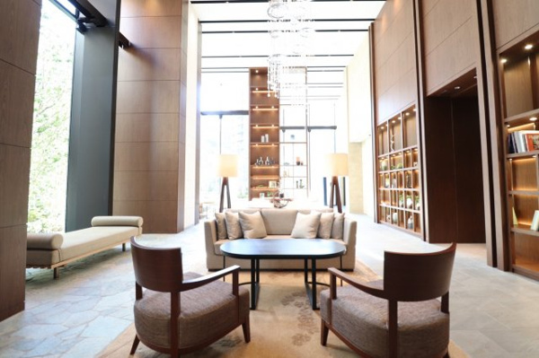 【エントランス】 | 【エントランスホール】木の温もりを感じさせる色調と、重厚な素材が拘りのインテリアを使用したエントランスホールです。