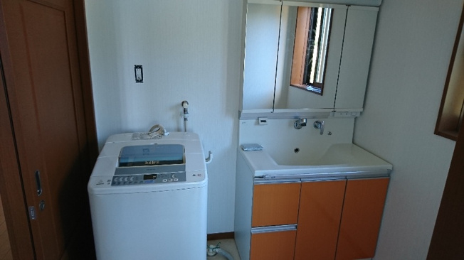 【独立洗面台】 | 楢葉町戸建住宅 | 朝の支度にも助かる、独立の洗髪洗面化粧台に洗濯機付き