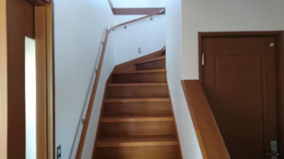 【設備】 | 楢葉町戸建住宅 | 2階へと続く階段、手すり付きなので安心です。