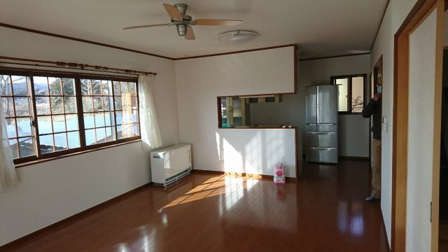 楢葉町戸建住宅の居間・リビング|シーリングファン付のゆったり過ごせるリビングです。