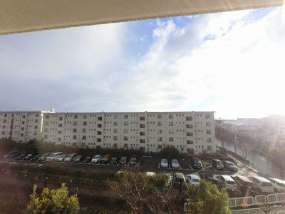 【展望】 | たまプラーザ団地６街区５号棟 | ５階部分からの眺望です。
前面に遮る建物がなく開放感がございます。