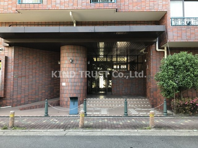 メゾン・エルミタージュのエントランス|ゆとりのあるエントランスです