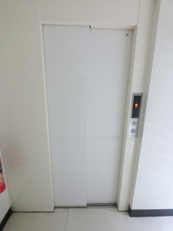 【その他共用部分】 | お買い物時やベビーカーの出し入れに便利なエレベーター付です。