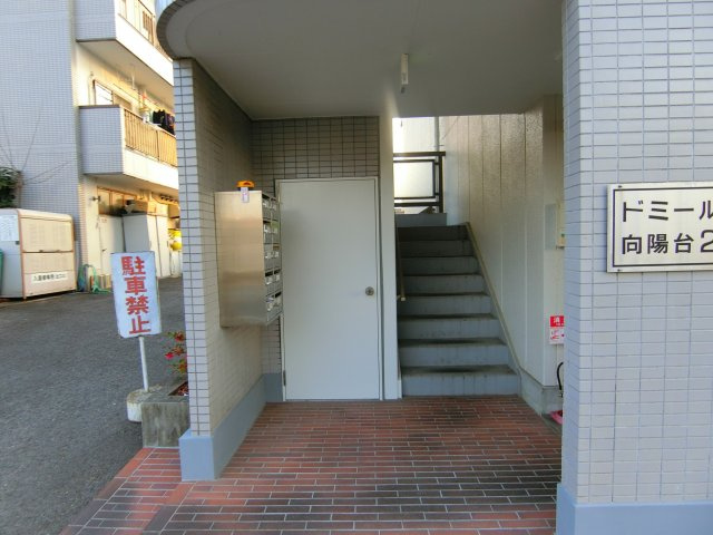 ドミール仲谷2号館のエントランス