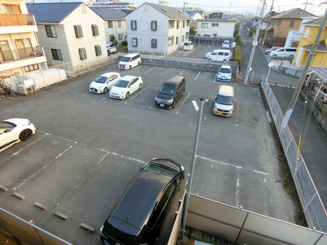 ドミール仲谷2号館の駐車場
