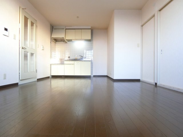 ドミール仲谷2号館の居間・リビング