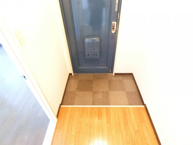 ドミール仲谷2号館の玄関