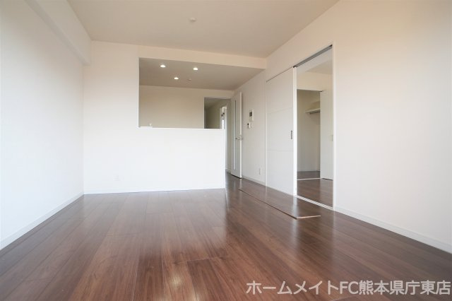 熊本市南区田井島１丁目の賃貸マンションの居間・リビング