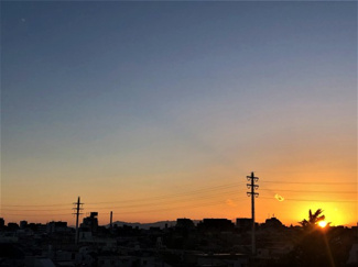 【展望】 | 遠くに夕日を背負う丹沢連峰が見えます。