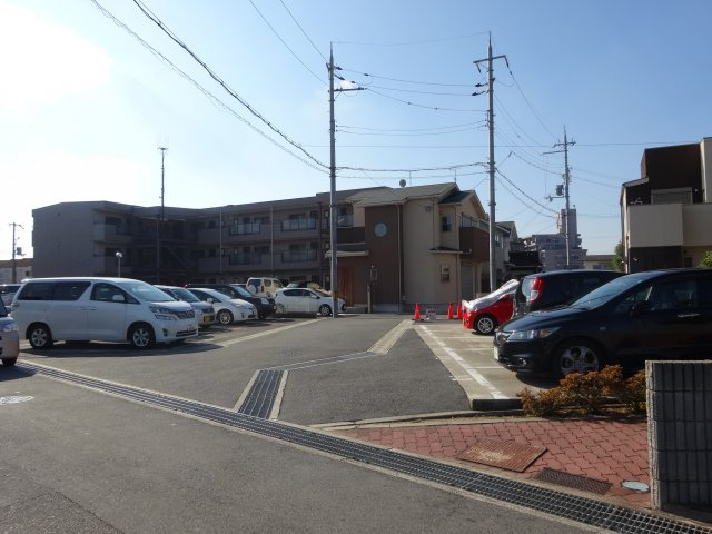 ソルジェンテ金剛の駐車場