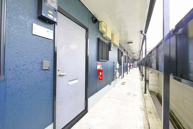 チェルヴォ（南新町）のその他共用部分|明るい共用廊下。