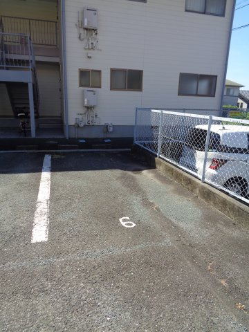 メゾンブライドBの駐車場