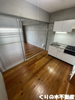 【居間・リビング】 | フェリエⅠ | こちらの居間で趣味の時間をお楽しみください