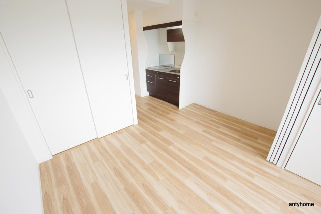 セレニテ桜川駅前プリエ　仲介手数料無料の居間・リビング