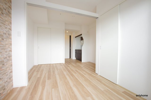 セレニテ桜川駅前プリエ　仲介手数料無料の居間・リビング