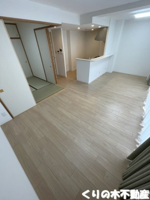【居間・リビング】 | アルファライフ今治銀座Ⅱ | こちらのリビングで趣味の時間をお楽しみください