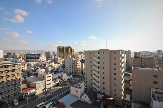サンメゾン玉造ツインステージの展望|10階からの眺望は遮るものがなく綺麗ですね。広いバルコニーから景色を眺めて一息ついてください。