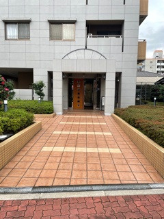 【エントランス】 | サンメゾン玉造ツインステージ | 2003年築の綺麗なマンション。植栽も綺麗にお手入れされています。